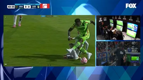 El árbitro fue al VAR y señaló penal para Juárez.