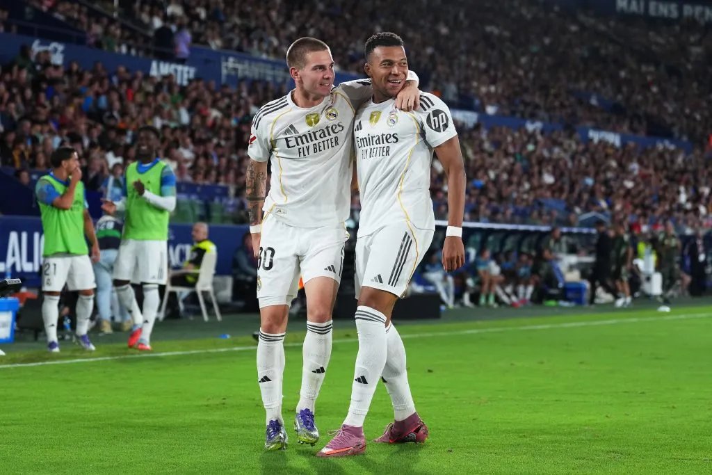 Franco Mastantuono celebra con Kylian Mbappé (GETTY IMAGES)