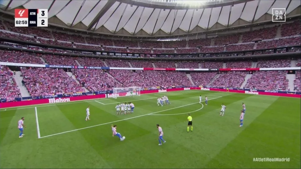 El momento de la infracción de Le Normand (Foto: Captura de la transmisión de DAZN)