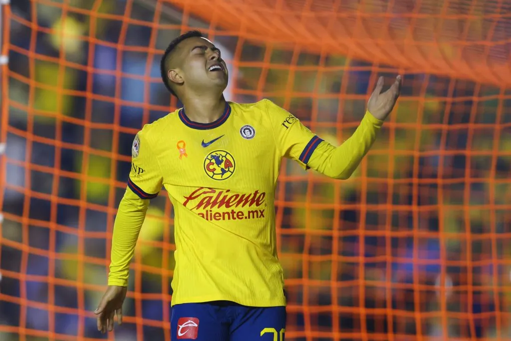 Érick Sánchez, entre los suplentes ante Pumas [Foto: Getty]