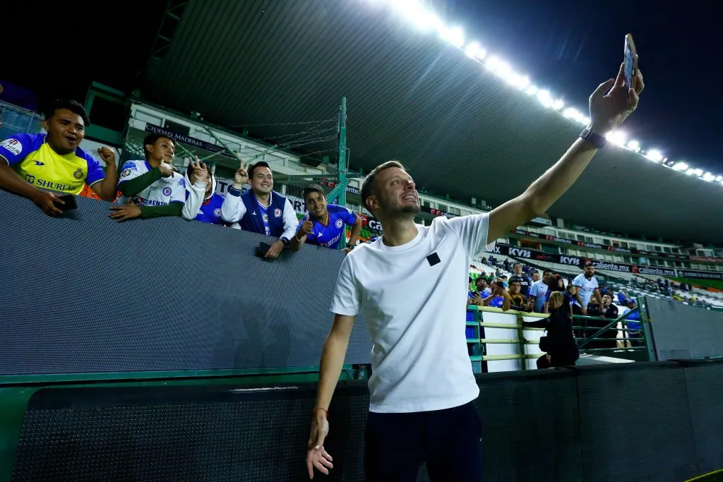 Anselmi en el Estadio León, pero como DT de Cruz Azul [Foto: Getty]