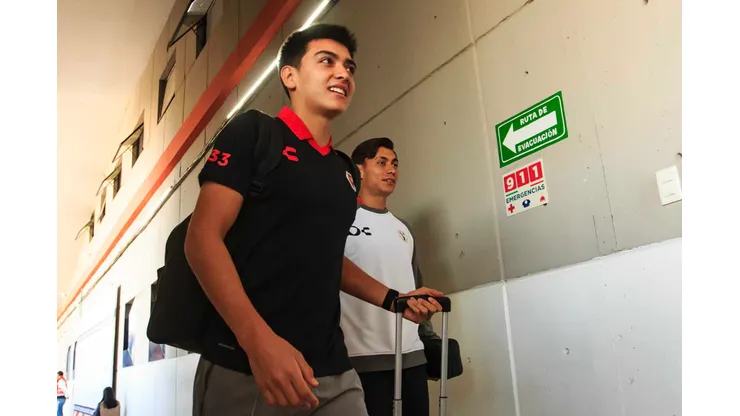 Gilberto Mora llegando al Estadio Caliente con Xolos de Tijuana