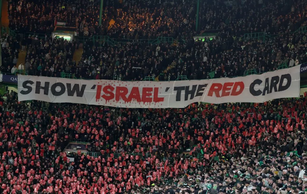 Bandera contra Israel en el partido entre Celtic y Bayern Munich por la UEFA Champions League (GETTY IMAGES)