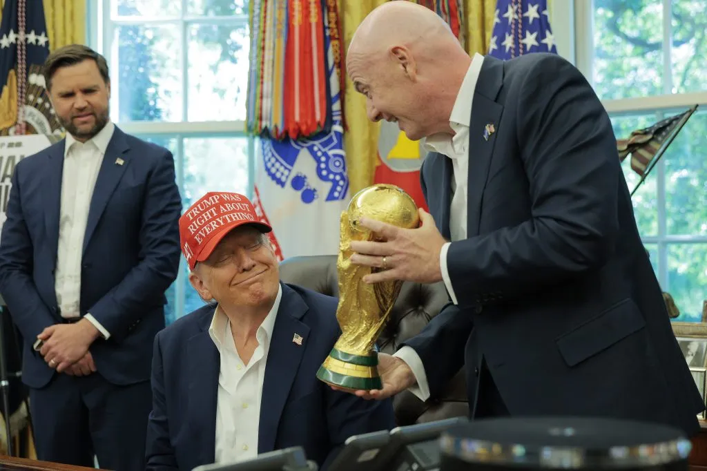 Donald Trump y Gianni Infantino con la Copa del Mundo (GETTY IMAGES)