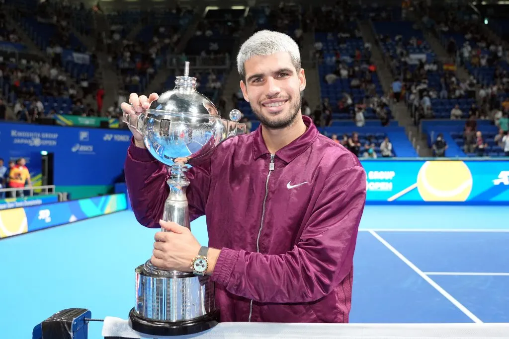 Carlos Alcaraz con su título en Tokio (Getty Images)
