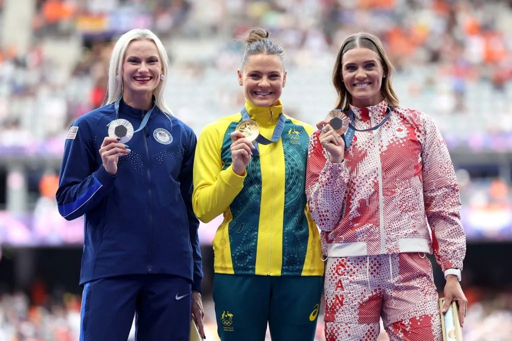 Alysha Newman, a la derecha, posa con su medalla de bronce en París 2024 (GETTY IMAGES)