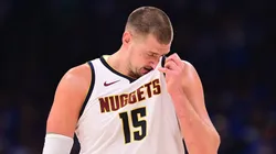 Nikola Jokic insiste en jugar con una molestia que lo aqueja hace años.