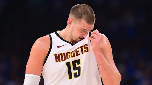 Nikola Jokic insiste en jugar con una molestia que lo aqueja hace años.