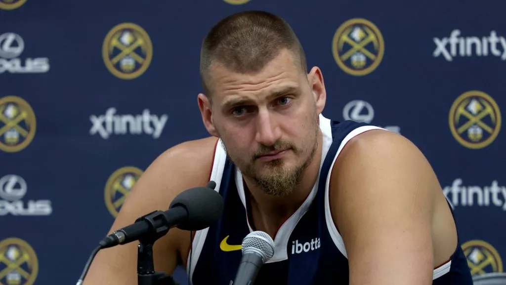 Nikola Jokic no se siente preocupado por su lesión en la muñeca derecha. (GETTY IMAGES)