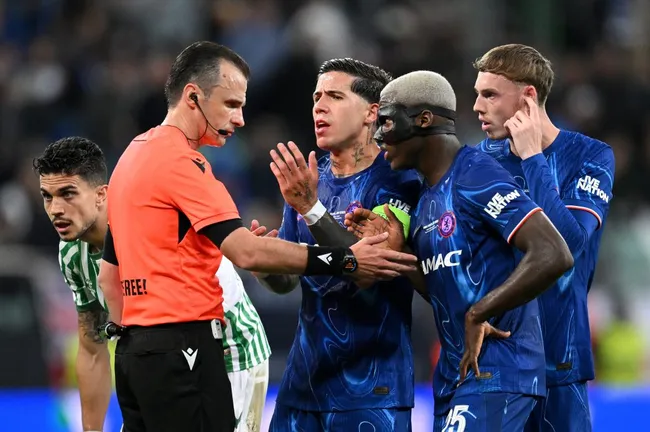 Irfan&nbsp;Peljto durante la Final de UEFA Conference League entre Chelsea y Betis. [Foto: Getty Images]