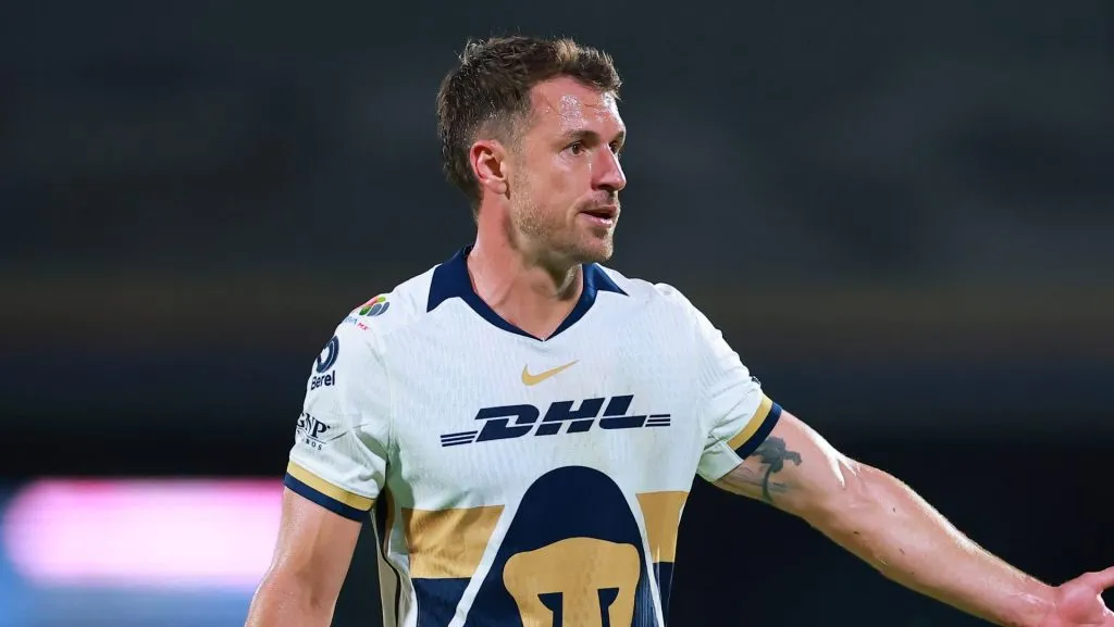 La presencia de Aaron Ramsey en el duelo de Pumas UNAM vs. Chivas está en riesgo