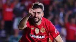 Paulinho celebra otro tanto para los Diablos Rojos.