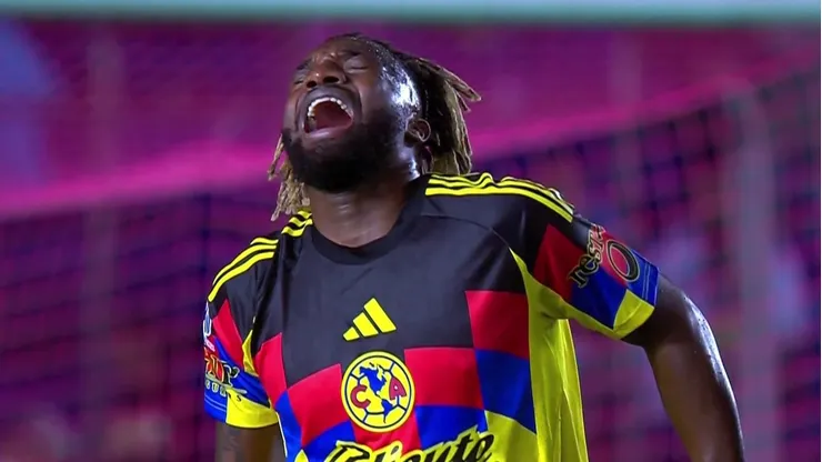 Allan Saint-Maximin tuvo que salir de cambio por dolor.