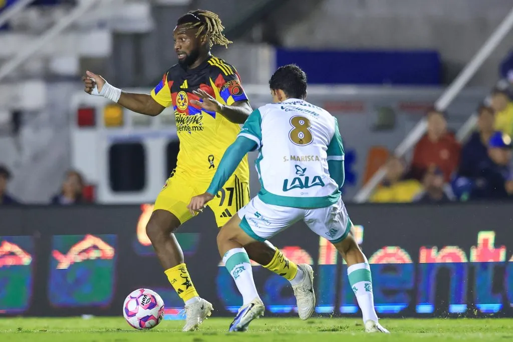 Saint-Maximin ante Santos, previo a ser sustituido [Foto: Getty]