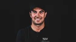 Checo Pérez con la indumentaria de Cadillac
