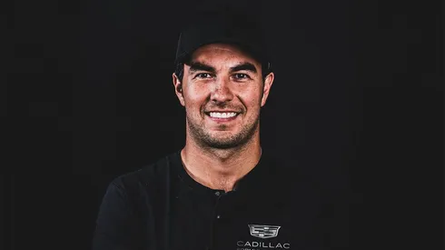 Checo Pérez con la indumentaria de Cadillac