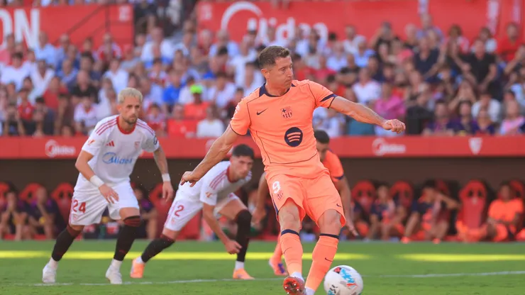 Robert Lewandowski falló un penal ante Sevilla.