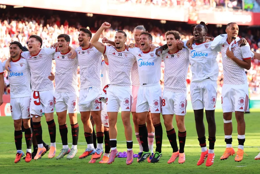 Jugadores de Sevilla celebran la victoria ante Barcelona (GETTY IMAGES)