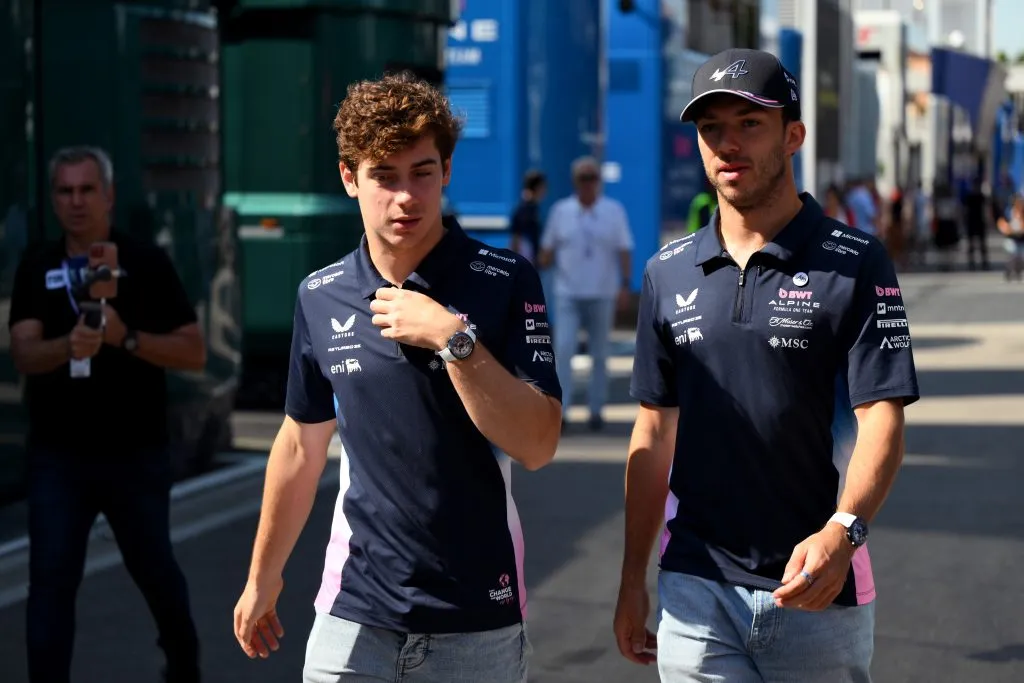 Franco Colapinto camino junto a Pierre Gasly en el paddock (GETTY IMAGES)