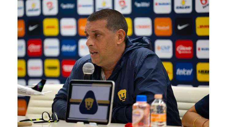Marcelo Frigério en conferencia de prensa con Pumas Femenil