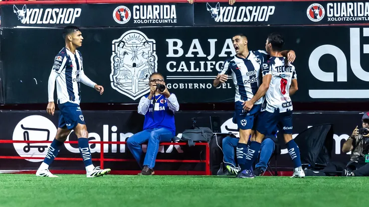 Aficionados de Rayados apuntan contra jugador.