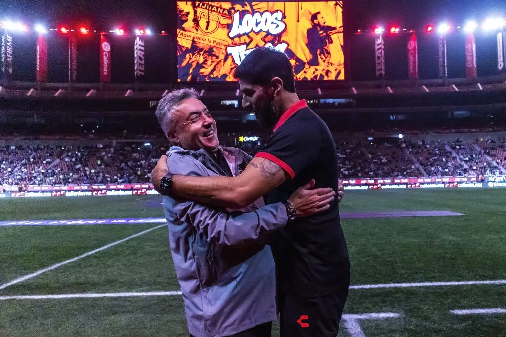 Domènec Torrent saludando a Sebastián Abreu, el técnico de Xolos (Getty Images)