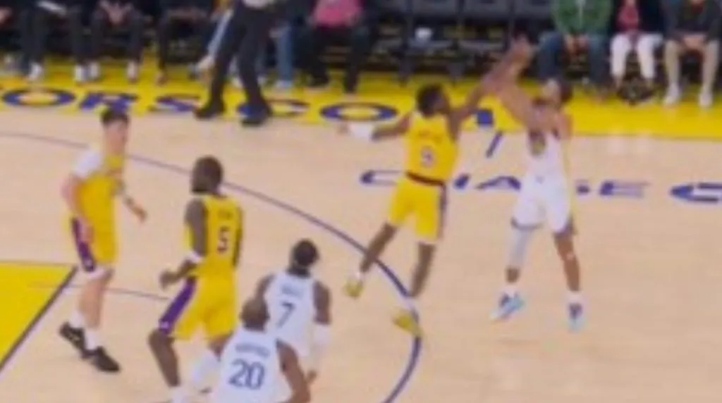 La jugada de Curry contra Bronny James. (Foto: captura de pantalla)