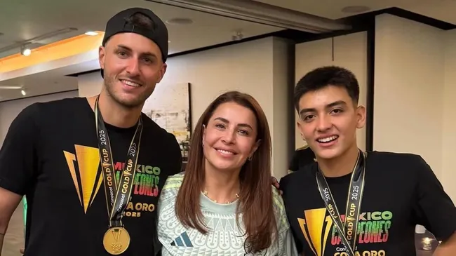 Rafaela Pimenta junto a Santi Giménez y Gilberto Mora.