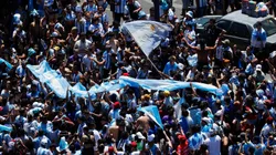 Aficionados argentinos se burlan de México.