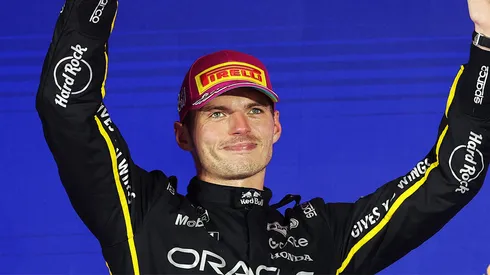 Max Verstappen en el podio de Singapur 2025