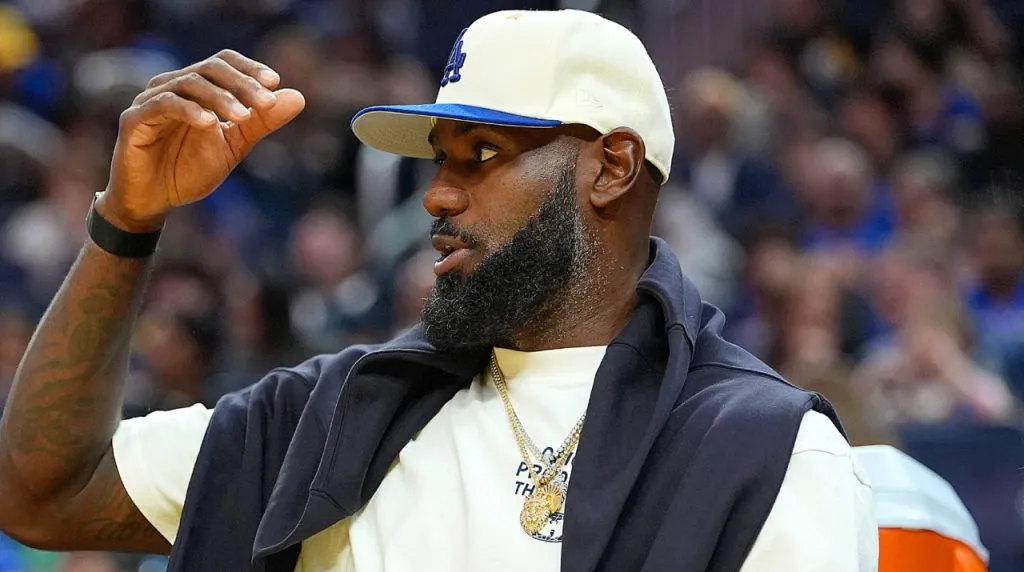 LeBron no jugo en la derrota vs Warriors de pretemporada. (Foto: Getty Images)