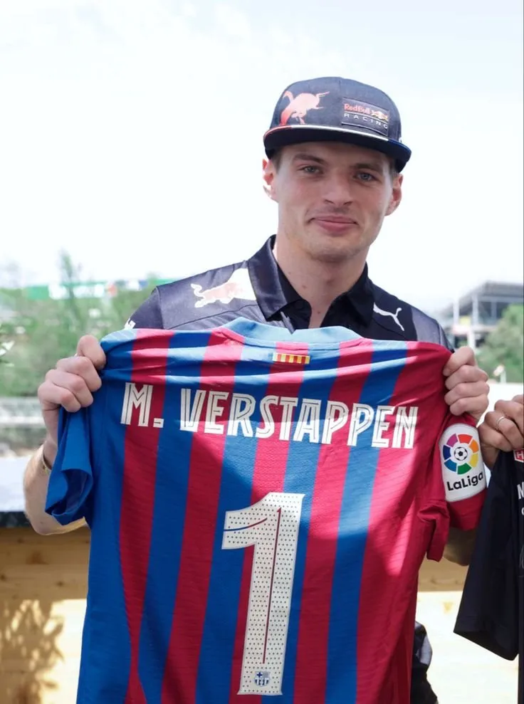 Max Verstappen posa con la playera del Barcelona (Foto: @FormulaDirecta)