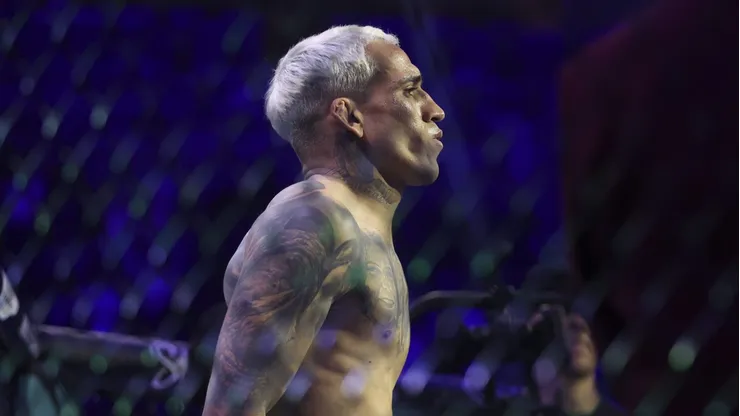 Charles Oliveira defendió con éxito su puesto en las 155 libras.