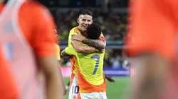 León reacciona a la actuación de James.