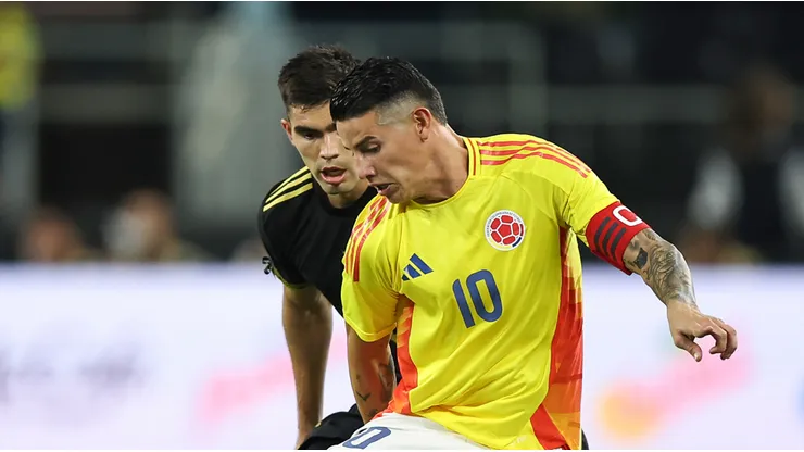Johan Vásquez y James Rodríguez en México vs Colombia.