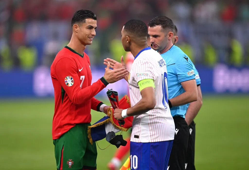 Kylian Mbappé y Cristiano Ronaldo enfrentados (Getty Images)