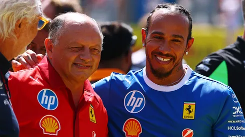 Fred Vasseur y Lewis Hamilton con la indumentaria de Ferrari