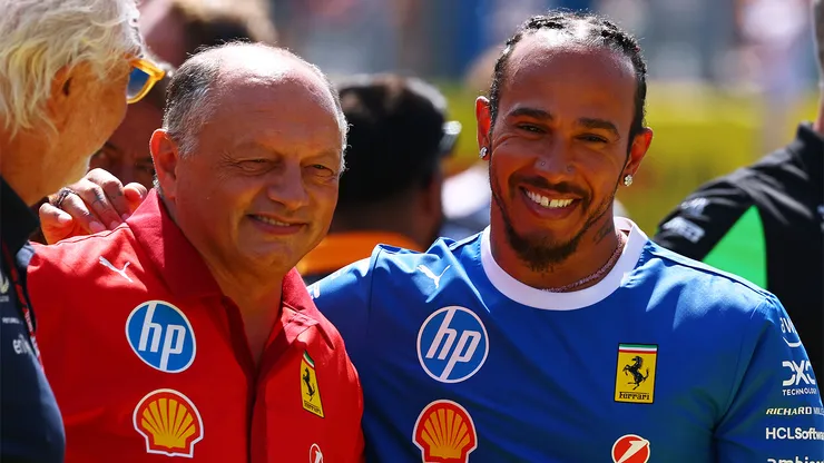 Fred Vasseur y Lewis Hamilton con la indumentaria de Ferrari