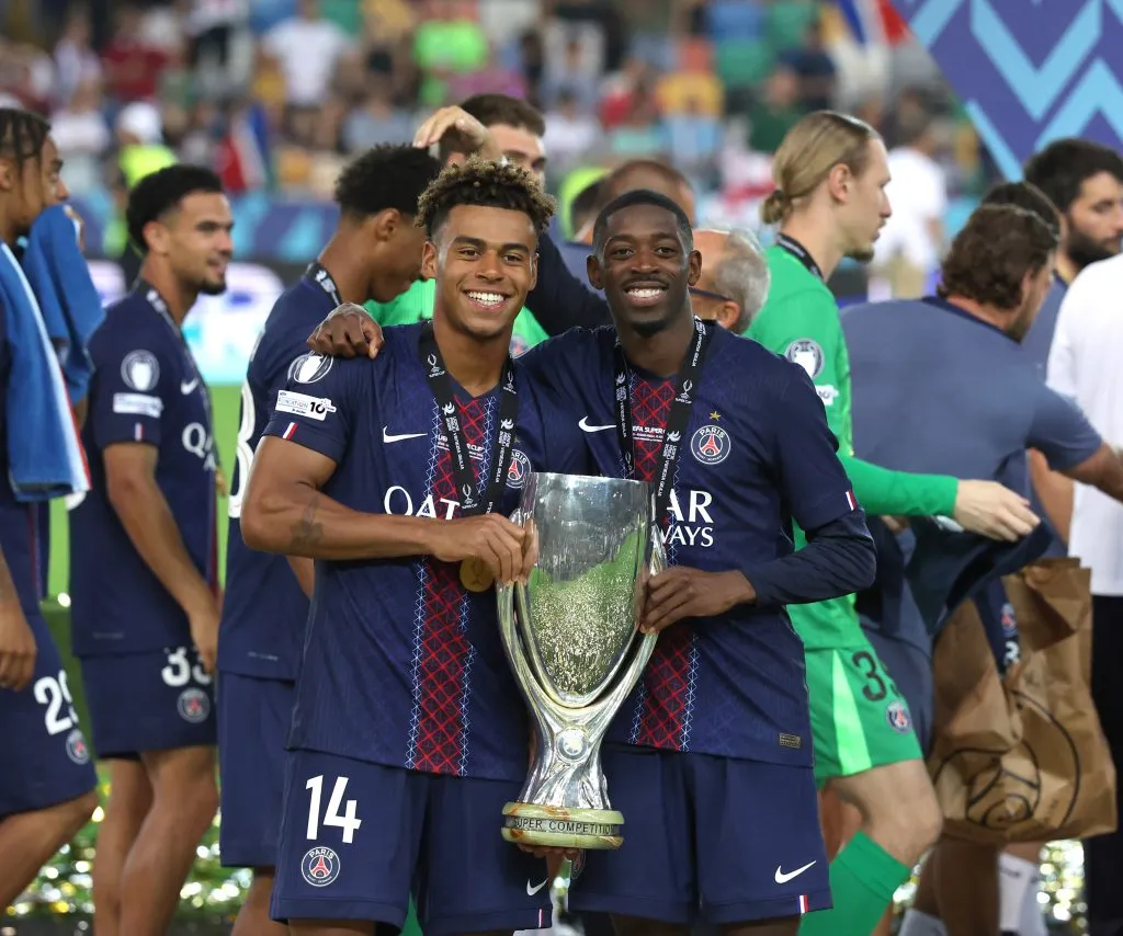 Désiré Doué y Ousmane Dembélé posan con la Supercopa de Europa (GETTY IMAGES)