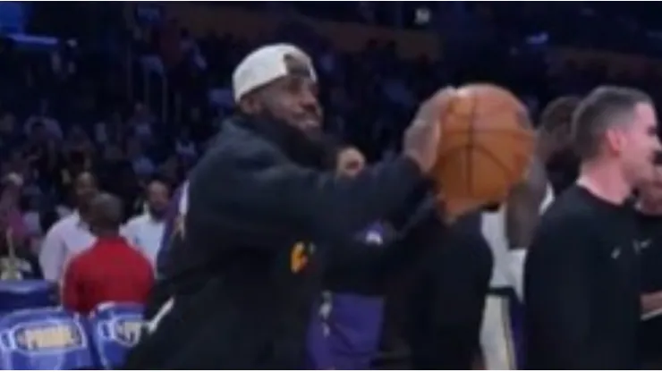 LeBron James hizo una jugada viral en Lakers vs. Warriors.