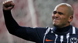 Chupete Suazo se retira del futbol