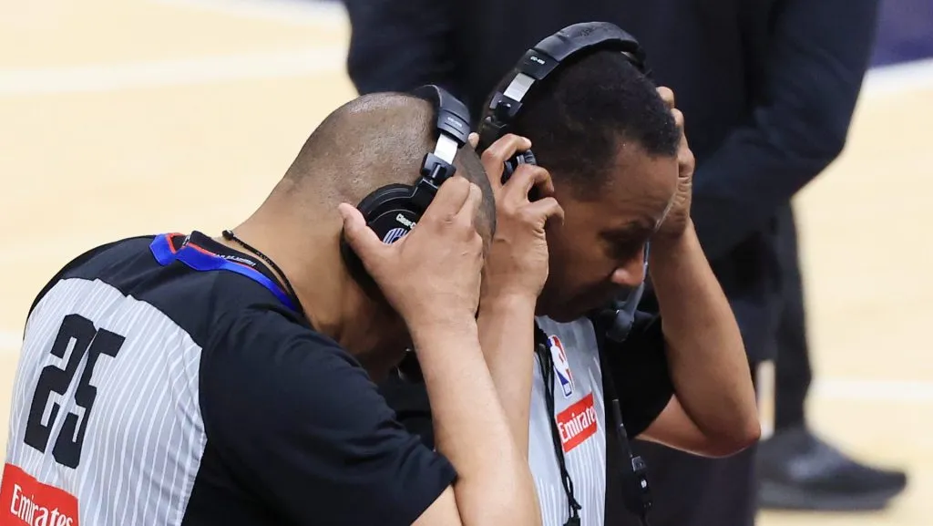 La NBA busca reducir los errores arbitrales y las polémicas durante los encuentros. (GETTY IMAGES)