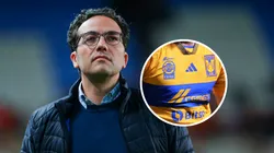 Culebro empuja hacia afuera a un futbolista.