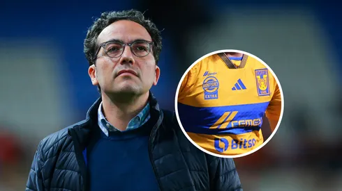 Culebro empuja hacia afuera a un futbolista.