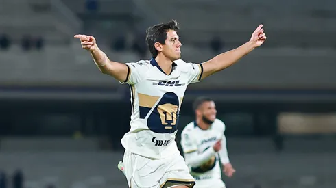 José Juan Macías sale lesionado del Rayados vs Pumas
