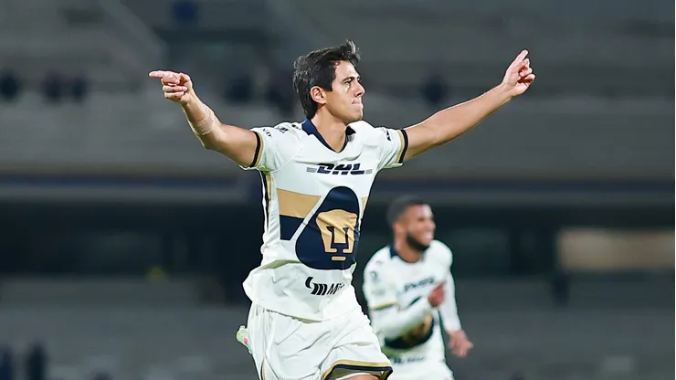 José Juan Macías sale lesionado del Rayados vs Pumas