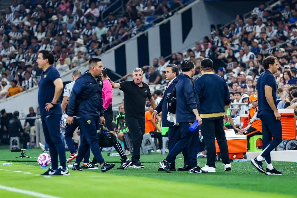 El momento de la pelea de Domènec Torrent con integrantes de Pumas (Imago7)