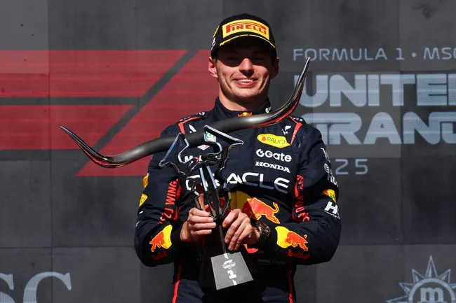 Max Verstappen con el trofeo del GP de Estados Unidos (GETTY IMAGES)