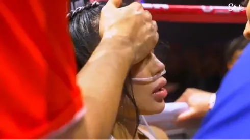 Karina García tuvo que recibir oxigeno tras la pelea con Karely Ruiz.