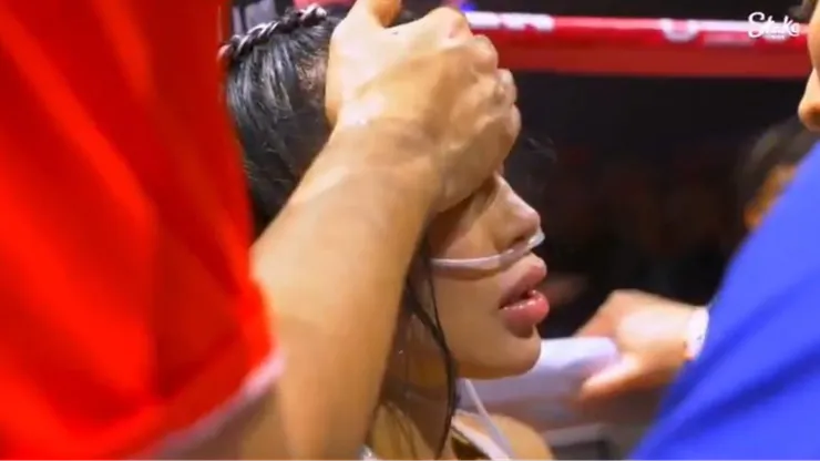 Karina García tuvo que recibir oxigeno tras la pelea con Karely Ruiz.